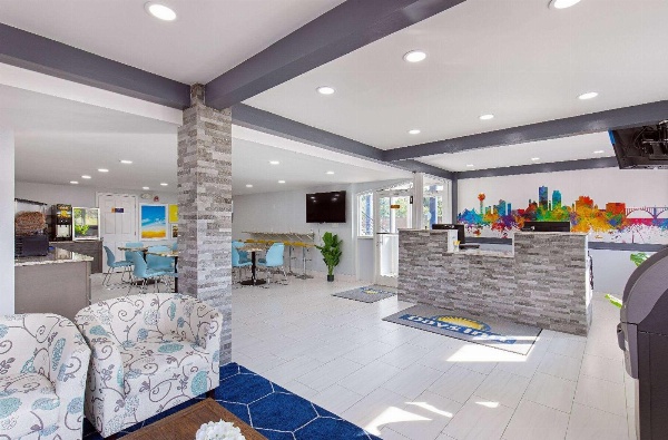 Days Inn by Wyndham Knoxville North image 7